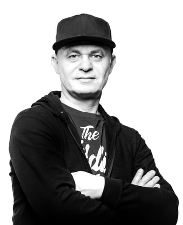 Sławek Wiesławski założyciel Hertz Recording Studio w pewnej postawie czarno białe zdjęcie
