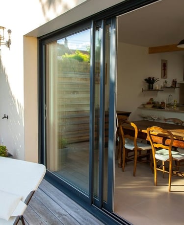 sürgülü balkon cam uygulaması yapılan modern balkon