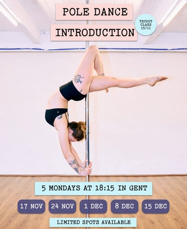 een paaldans leeraares die de paaldans les adverteert, ze doet een paaldans oefening