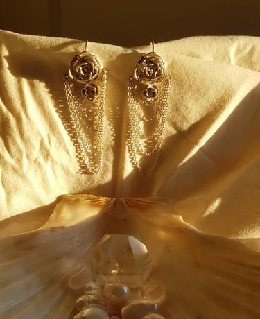Pendientes en forma de rosa con cadenas de plata bañada en oro, diseño floral elegante