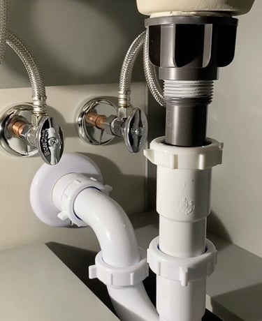 elektrik tesisatı kanalları açılmış iç mekân duvar görünümü