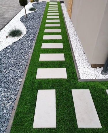 taş duvar ve çim uygulamasıyla bütünleşmiş peyzaj alanı