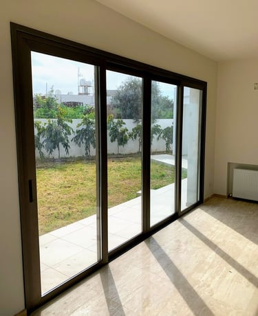 modern kapı ve pencere uygulaması yapılan daire içi