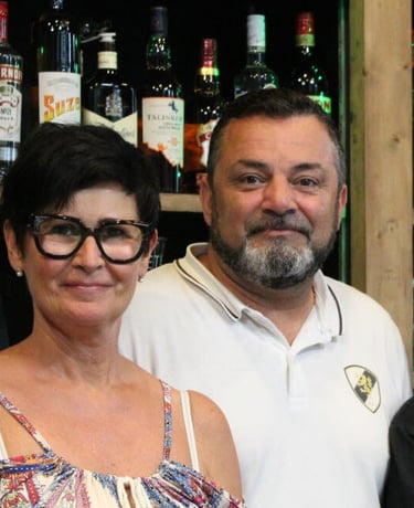 Hervé et Sylvie vous accueillent à La Scène, une brasserie unique où gastronomie et musique