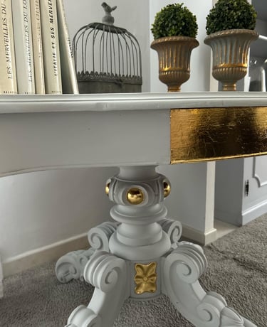 Cette table a été repeinte en gris et rénovée à la feuille d'or.