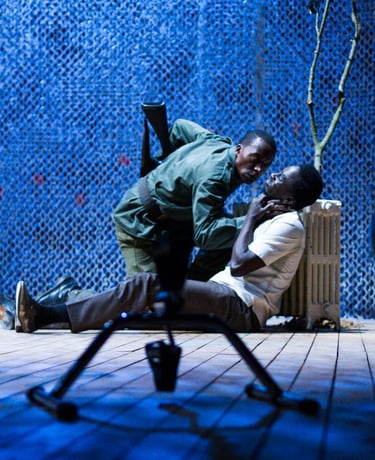 Diouc Koma et Virgil Mfouilou dans "De mémoire de papillon" texte et mise en scène Philippe Beheydt.