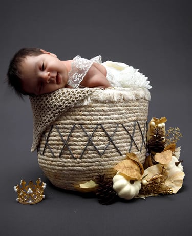 studio-photo-bebe-allongé-petit-panier-dort florent-studio-photographe-boulogne-sur-mer-lille-le-touquet-paris-calais-lumbres