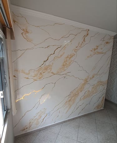 mermer görünümlü boya ile tasarlanmış salon dekorasyonu