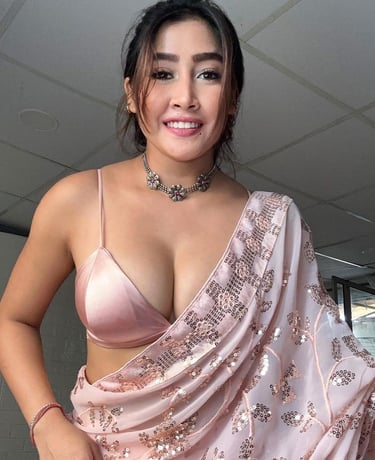 femme en sari rose