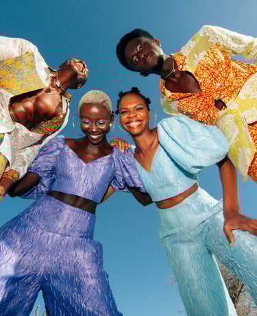 Groupe jeunes hommes et femmes africains en tenues wax