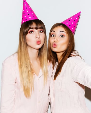 Zwei Frauen feiern Geburtstag und lassen sich in Pose von der Fotobox fotografieren