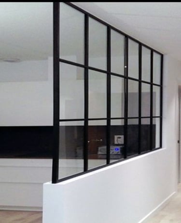 Fijo separador en hierro con cuadrículas.