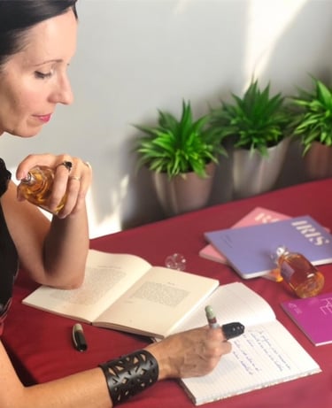 la créatrice de parfum en pleine réflexion sur son œuvre