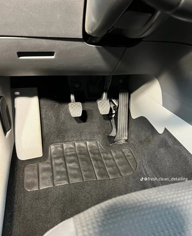 Interior de coche completamente limpio después de la limpieza profesional en Cáceres