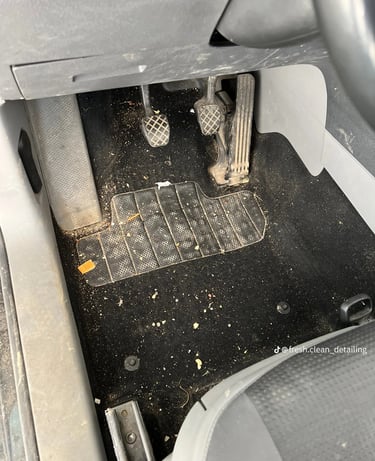 Interior de coche muy sucio antes de la limpieza de coches en Cáceres