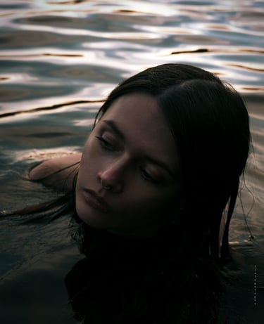 Photo portrait d'une femme dans un lac
