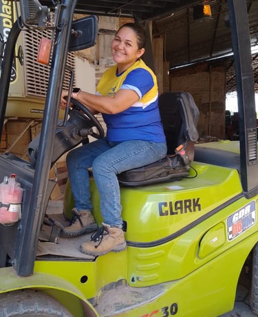 colaboradora dirigindo empilhadeira