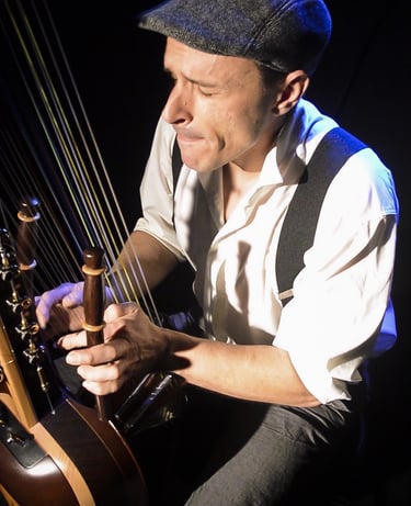 Jérôme De Cuyper en train de jouer sur la kora chromatique Jazzy-Kora