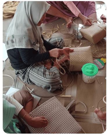 Artisan handweaving a jali jali plastic woven bag using traditional manual technique at Craftvitas I