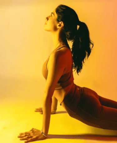 femme dans posture de yoga
