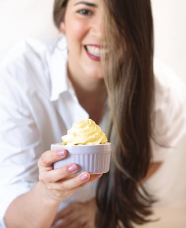 Yessara Lara, pastelera artesanal en Madrid, presentando una mini tarta casera hecha con intención
