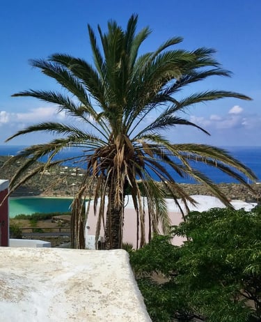 Casa tradizionale a Bugeber con vista sul Lago Specchio di Venere tra colline verdi e cielo limpido