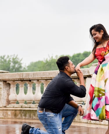 Un couple d'indien habillé sur leur 31 se font la cour sur le pont Bir Hakeim un jour de pluie, avec la tour eiffel en fond