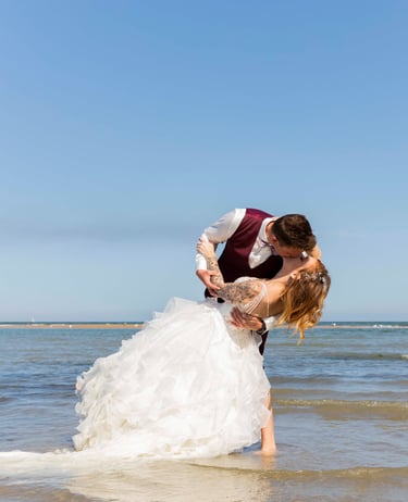Couple fraîchement marié s'embrasse à la plage