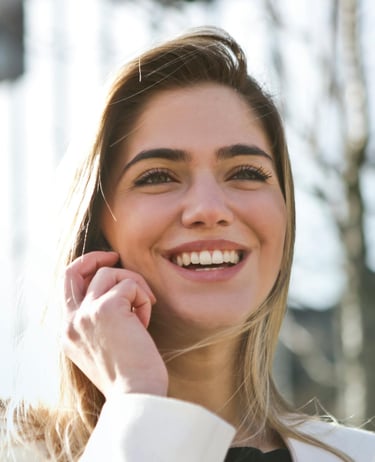 Smilling-young-businesswoman
