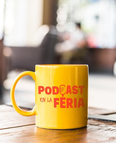 tomar cafe escuchar podcast en la feria