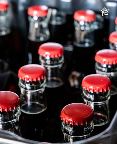 Zahlreiche Flaschen Bondzo Cola auf einer Produktionslinie