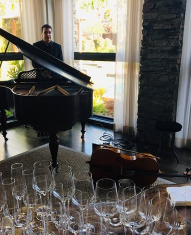 Daine Jordan getting ready at the piano to play at a wedding gig