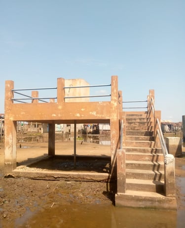 Plateforme surélevée pour que les villageois aient accès à l'eau potable