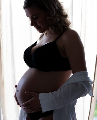 Une femme qui regarde son ventre 