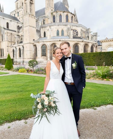 Couple récemment marié pose ensemble