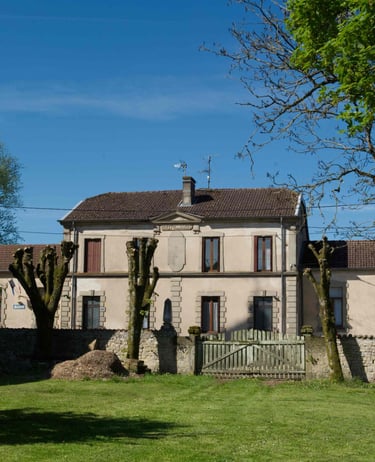Gemeindehaus mit zwei Geschossen und links und rechts Anbauten.