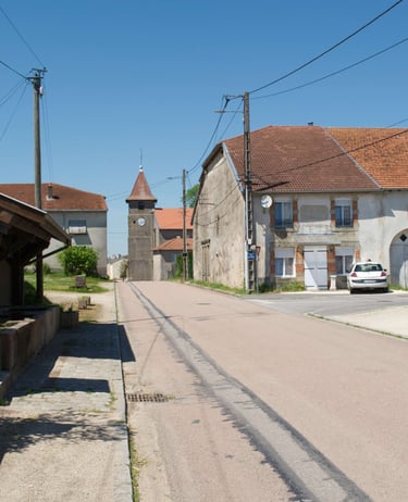 Rue de la Sue im Jahr 2024. Im Hintergrund die Kirche Saint Maur.