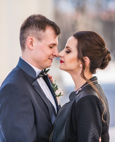 Vestuvių fotosesija - pora švelniai liečia vienas kita nosimi