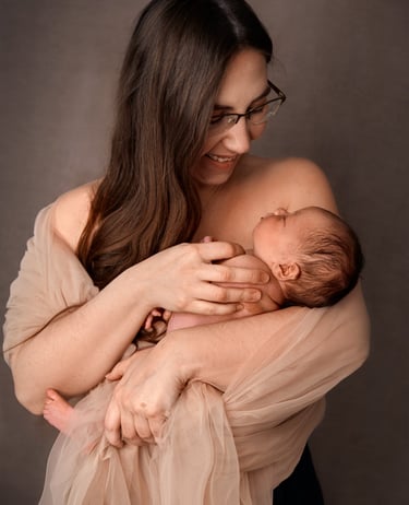 photo studio d'une mère tenant son nouveau-né