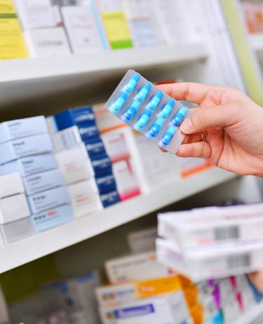 Imagen de productos farmacéuticos organizados en una farmacia, representando el cuidado de la salud 