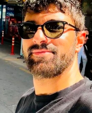 Chico sacandose una selfie con anteojos y barba