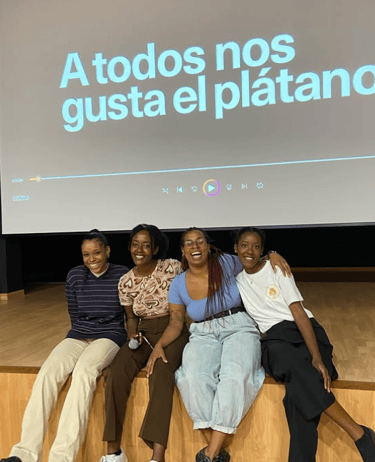 un grupo de mujeres afro sentadas en un escenario