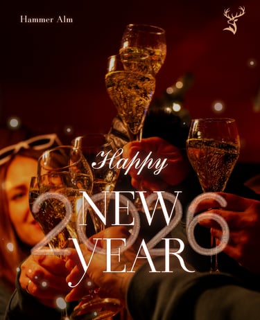 Freunde stoßen mit Champagnergläsern auf das neue Jahr 2026 an der Hammer Alm an.