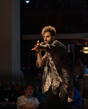 Habibi lors d'une scène à Histoire de Q