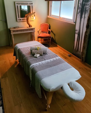 Présentation de la table de massage avec le linge pour le soin au cabinet de massage