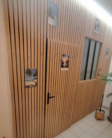 habillage mural en tasseaux de bois