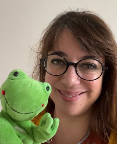 une femme, Elodie Forget, avec une marionette grenouille dans la main