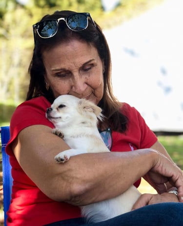 Clarice com uma Chihuahua de pelo longo no colo
