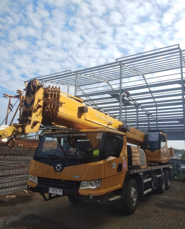 Mobil crane 25 ton kontruksi baja