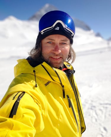 alt= Portrait Xaver Kröll alias Skiguru im Schnee Hintertuxer Gletscher